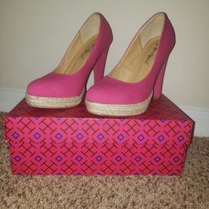 Heels with wide heel. Very comfortable.